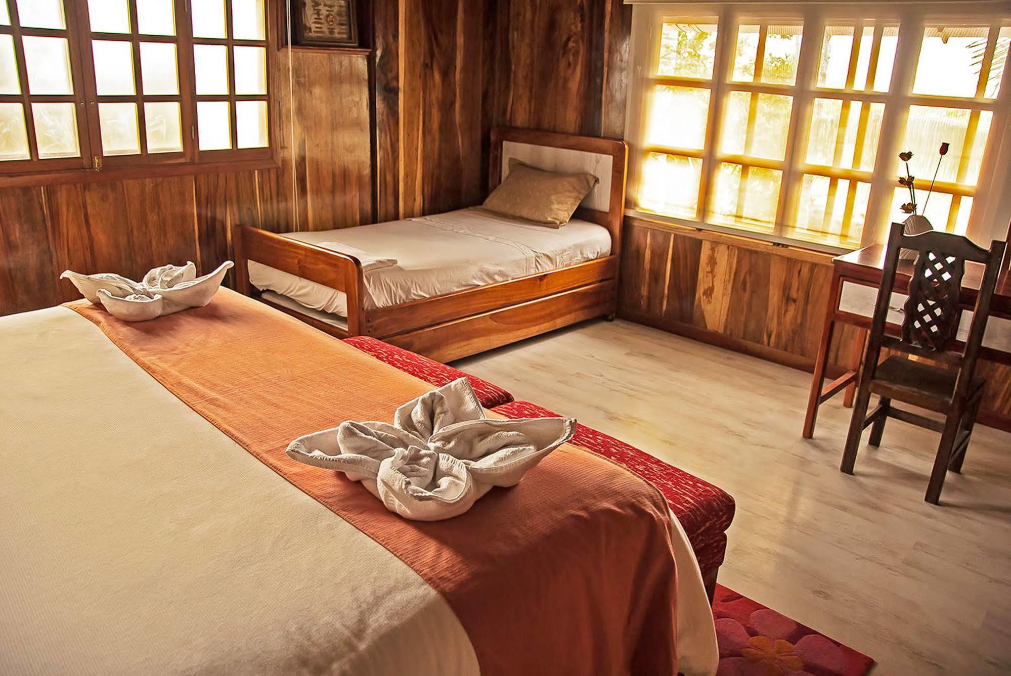 The Wooden House Hotel Puerto Villamil Exterior foto