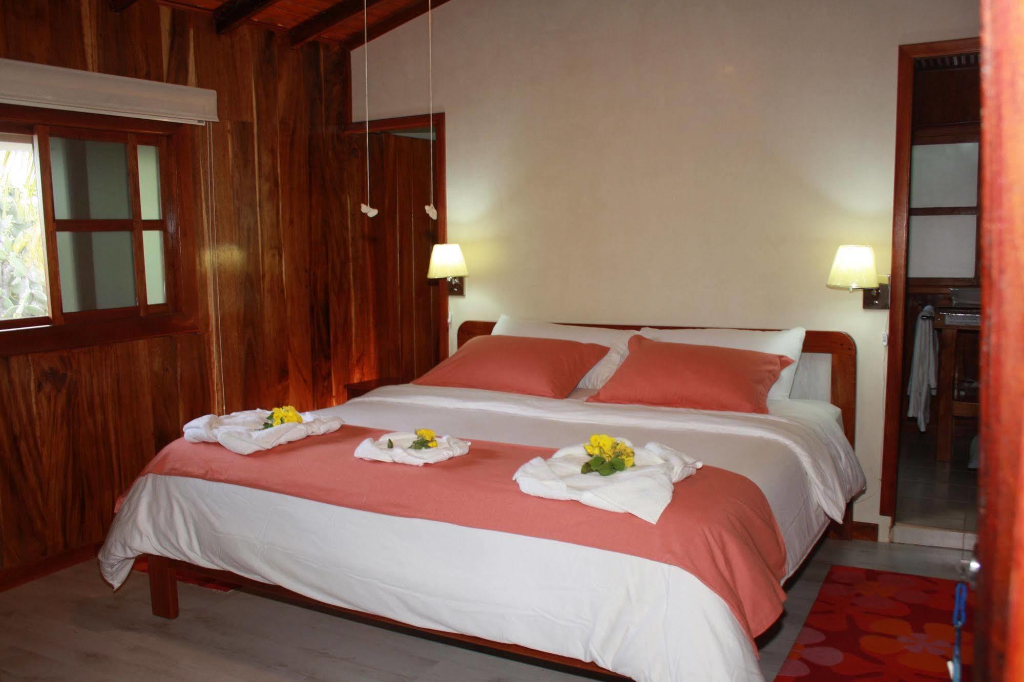 The Wooden House Hotel Puerto Villamil Exterior foto